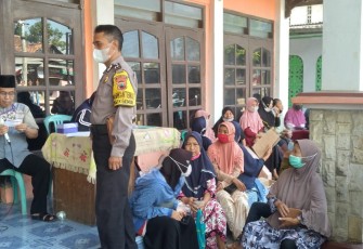 Anggota Polsek Gemuh pantau vaksinasi di Balaidesa Ringinarum 07/11/2021