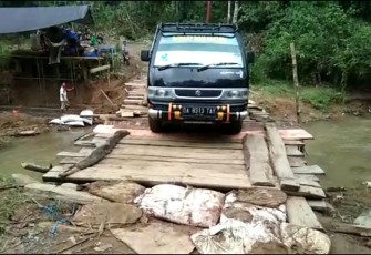 Jembatan darurat sudah bisa dilewati
