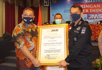 Kabidhumas Polda Jateng mewakili Kapolda Jateng menerima penghargaan dari JMSI