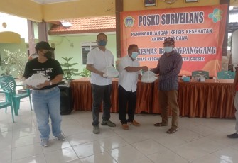 Anggota Fraksi Demokrat DPRD Jatim, Samwil  membagikn 500 paket bantuan kemanusiaan kepada korban banjir di kawasan Gresik