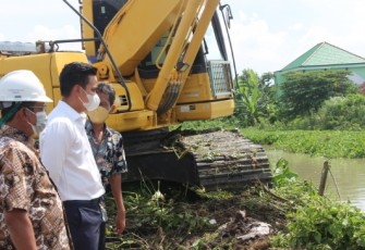 Dico M. Ganinduto meninjau langsung langsung normalisasi sungai di Kelurahan Langenharjo Kecamatan Kendal, Selasa 16/11/2021.