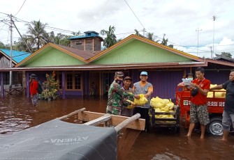 Babinsa Bukit Batu Pantau Banjir Sambil Bagikan Sembako Kepada Warga