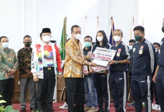 Sambut Atlet PON Asal Bengkulu, Wakapolda Berikan Penghargaan