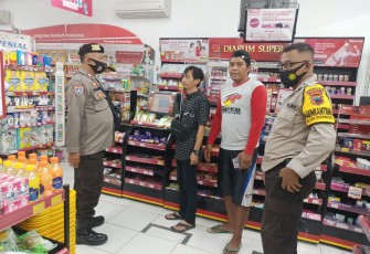 Anggota Polsek Pegandon sosialisasikan PPKM Darurat level 2 di toko modern, Sabtu 20/11/2021