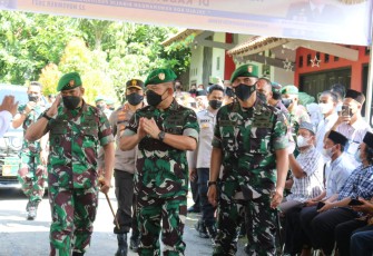 Pangdam IV Diponegoro Rudianto  (kiri), KASAD Jendral TNI Dudung Abdurrahman ( tengah), Dandim 0715 /Kendal Iman (kanan), Kapolda Jateng Irjen Ahmad Lutfi ( belakang) tiba di rumah duka di Desa Pidodokulon Kecamatan Patebon Kabupaten Kendal,  Senin 22/11/2021.