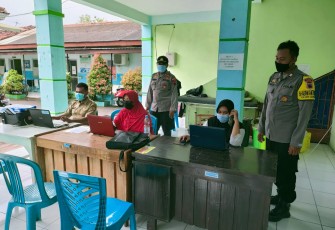 Anggota Polsek Cepiring himbau masyarakat untuk jalankan Prokes