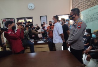 Kapolsek Weleri memberikan keterangan saat konfrensi Pers di Mapolsek Weleri,. Rabu 24/11/2021