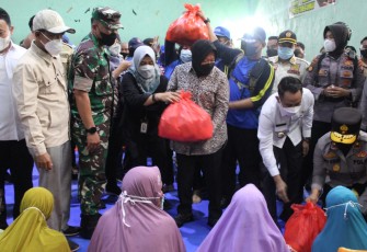 Dandim Palangka Raya Dampingi Kunjungan Kerja Menteri Sosial Tinjau Lokasi Bencana Banjir