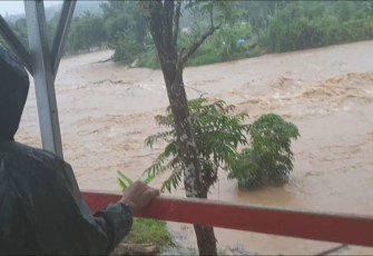 Antisipasi banjir, Babinsa pantau wilayah
