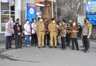Wali Kota Surakarta beserta rombongan saat melakukan peninjauan persiapan Natal di GBI KA Widuran Jateng