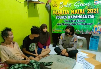 Personil Polres Karanganyar saat memberikan bantuan sosial di kediaman Suti Hapsoro (foto: Dok : Istimewa/Humas Polres Karanganyar)