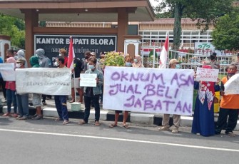 Puluhan warga Desa Plantungan Blora mendatangi kantor Bupati Blora memprotes dugaan jual beli jabatan dalam pengisian perangkat desa