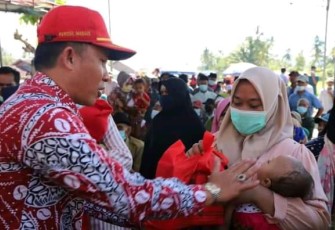 Bupati Lambar Bagikan Sembako Kepada Masyarakat Kecamatan Suoh dan Bandar Negeri