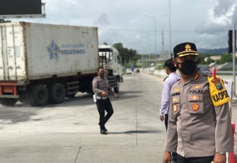 Kapolres Bitung saat ikut melakukan pengaturan arus lalu lintas