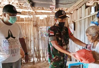 Satgas Pamtas Berbagi Kasih Natal