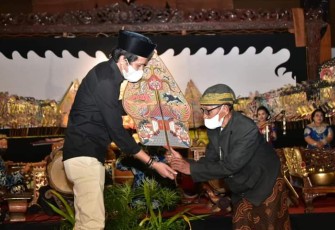 Wakil Bupati Trenggalek, M Syah Natanegara, saat menerima wayang Kulit Gunungan, di Pendapa Manggala Praja Nugraha, Minggu, (26/12/2021)