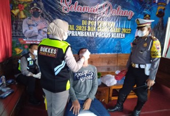 Petugas Polres Klaten melaksanakan Swab antigen secara acak kepada pengemudi mobil/penumpang