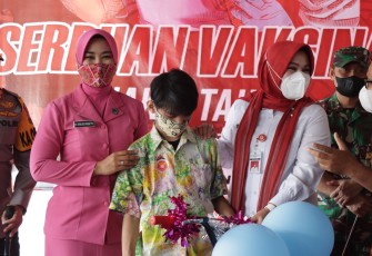 Bupati Klaten memberikan hadiah sepeda kepada anak disabilitas peserta vaksinasi yang beruntung