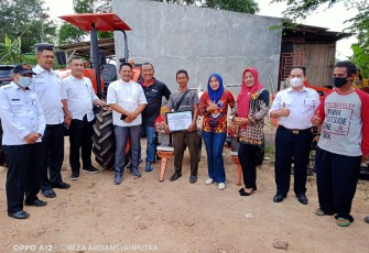 Penyerahan Bantuan Sarana Produksi Pertanian Sumber Dana APBD II Tahun 2021Kepada Kelompok Tani 