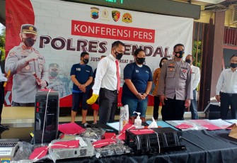 Kasat Reskrim Polres Kendal laksanakan konfrensi pers terkait kasus eksploitasi anak di depan Lobi Polres Kendal Senin 11/10/2021
