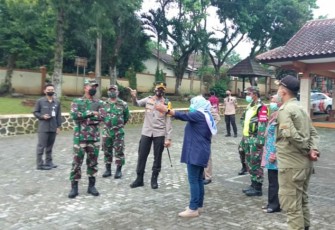 Pengecekan kondisi pasien Covid-19 dikarantina