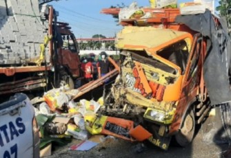 Truk colt diesel rusak parah