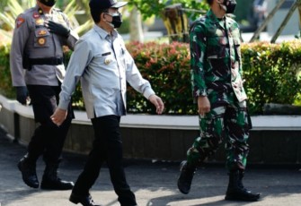 Bupati didampingi Dandim dan Kabag Ops pimpin apel