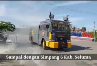  Polres Seluma Semprot Disinfektan di Jalan Protokol