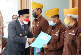 Wabup Pati menyerahkan tali asih