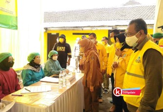 Jajaran Pengurus DPD Partai Golkar Kabupaten dan Kota Blitar bersama Bupati Rini Syarifah Pantau Vaksinasi Covid-19 (foto : Faisal NR / Klikwarta.com)