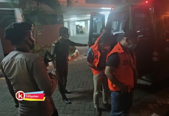 Para Tersangka Dugaan Penyalahgunaan Dana Hibah Disnakan Jatim untuk Kabupaten Blitar Turun Dari Mobil Tahanan Hendak Ditahan di Kejati Jatim (foto : Kejari Blitar untuk Klikwarta.com)