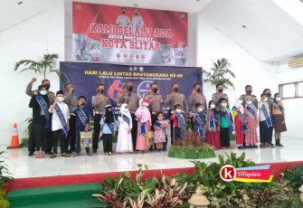 Pengangkatan Anak Asuh Polantas Polres Blitar Kota dari Orang Tua Meninggal Akibat Terinfeksi Covid-19 (foto : Faisal NR / Klikwarta.com Blitar)