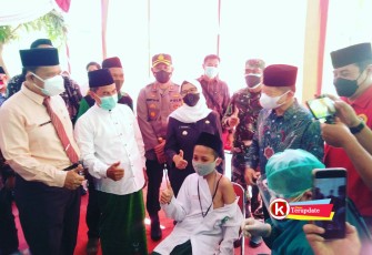 Bupati Rini (tengah) Bersama Menteri Suharso (dua dari kanan) Tinjau Vaksinasi di Ponpes Nurul Ulum (foto : Faisal NR / Klikwarta.com)