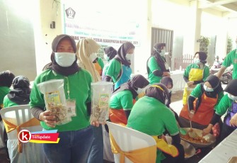 Pekerja Migran Indonesia (PMI) Kabupaten Blitar Saat Praktek Pembuatan Aneka Olahan Makanan untuk Berwirausaha (foto : Faisal NR / Klikwarta.com)