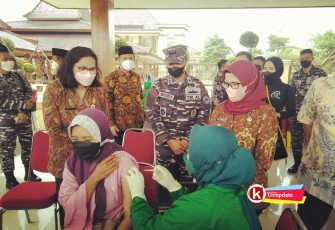Bupati Rini (pakai kerudung coklat) Saat Pantau Vaksinasi Covid-19 di Alun-Alun Kabupaten Blitar di Kecamatan Kanigoro (foto : Faisal NR / Klikwarta.com)