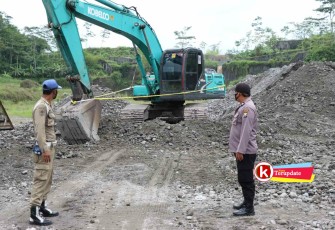 Polisi dan Petugas Satpol PP di Lokasi Tambang Pasir Diduga Tak Berizin (foto : Faisal NR / Klikwarta.com)