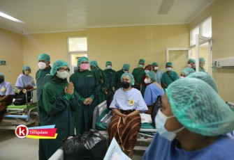 Bupati Rini Saat Mengunjungi Peserta KB MOW di RSUD Ngudi Waluyo (foto : Faisal NR / Klikwarta.com)