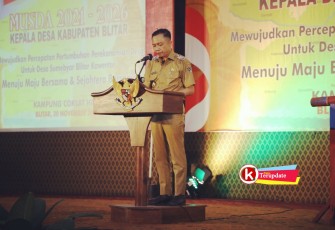 Wakil Bupati Blitar Rahmat Santoso Saat Berikan Sambutan di Acara Musda Papdesi Kabupaten Blitar Tahun 2021 (foto : Faisal NR / Klikwarta.com)
