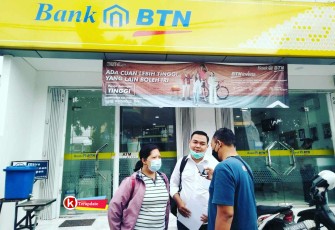 Diah Krisnawati (kiri), Fachrul Iga Taufik (tengah) Saat Dihubungi Wartawan Setelah Layangkan Somasi ke BTN Cabang Blitar (foto : Faisal NR / Klikwarta.com)