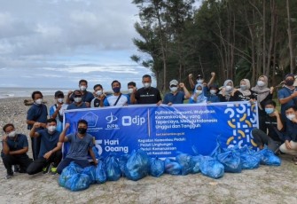 Kolaborasi KPPN Mukomuko dengan KP2KP Mukomuko Selenggarakan Aksi Bersih Pantai