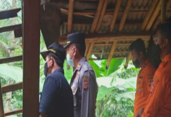 Kapolsek Tamansari - Polres Tasikmalaya Kota, Melalui Bhabinkamtibmas Datangi Musibah Rumah Warga Yang Longsor.