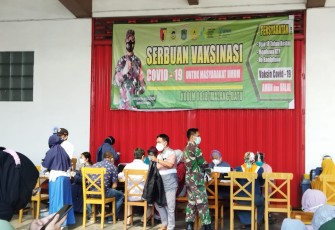 Ratusan Warga Ikuti Vaksin Gratis Covid-19 yang Digelar Kodim 0818