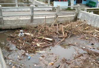 Sampah menumpuk di kolong jembatan