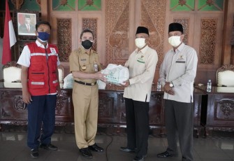 Bupati Haryanto menerima secara simbolis 400 paket sembako dari Baznas