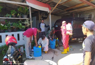 Penyemprotan disinfektan bersama warga
