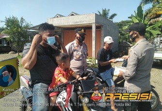 Polsek Teras Terunjam Bagikan Masker Gratis