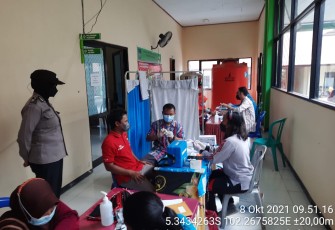 Bhabinkamtibmas Lakukan Pendampingan Vaksinasi