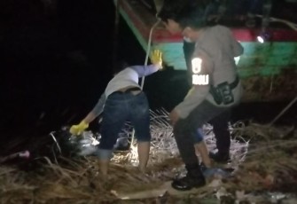 Sesosok mayat laki-laki tanpa identitas ditemukan nelayan di Kecamatan Kampung Melayu