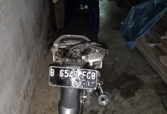 Diduga Lalai, Pemotor Alami Slip Hingga Tabrak Pejalan Kaki