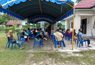 Babinsa Kereng Bangkirai Dampingi dan Pantau Pelaksanaan Vaksinasi Dosis Kedua
